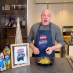 Jorge Rausch Instagram – Para esta navidad 🎄 te traigo 5 recetas fáciles y deliciosas para sorprender a tu familia 🤩, estaré publicándolas para que se animen a prepararlas. 

La de hoy, un delicioso arroz 🍚 con lomo y frutos secos con Arroz y Aceite Diana premium 💙🤍 

Si queires ver más entra a @alimentosdiana

 Ingredientes 
Arroz Diana premium
Aceite Diana premium
Cebolla blanca
Ajo
Polvo de curry
Cúrcuma 
Caldo de pollo
Leche de coco 
Lomo de res 
Albaricoques deshidratados 
Uvas pasas
Nuez Pecana o cualquier otro fruto seco 
Higos deshidratados (opcional)
Limón
Sal
Cilantro

#publicidad