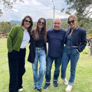 Jorge Rausch Instagram - Y acá ando con las chicas de @masterchefcelebrityco @carlagiraldo @acevedocarolina @nelagonzalez 
Que andáremos haciendo juntos?
Las amo, las adorooo carajo 🫶❤️
Quien no me envidia? 😉