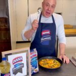 Jorge Rausch Instagram – ¿Quieres una receta diferente? Atrévete a hacer este arroz 🍚 caldoso con pescado 🐠 y calamares 🦑 junto con mis favoritos, Arroz y Aceite Diana Premium @alimentosdiana
✨ ¡una receta espectacular! ✨
Escribe en los comentarios que otras recetas te gustaría ver
Ingredientes
Arroz diana premium
Aceite diana Premium
Cebolla blanca
Ajo
Salmon fresco
Pescado blanco
Calamar
Paprika
Caldo de pollo o pescado
Tomillo
Laurel
Tomate triturado
Perejil
Limón
Aceitunas
alcaparras
Alverjas congeladas
#publicidad