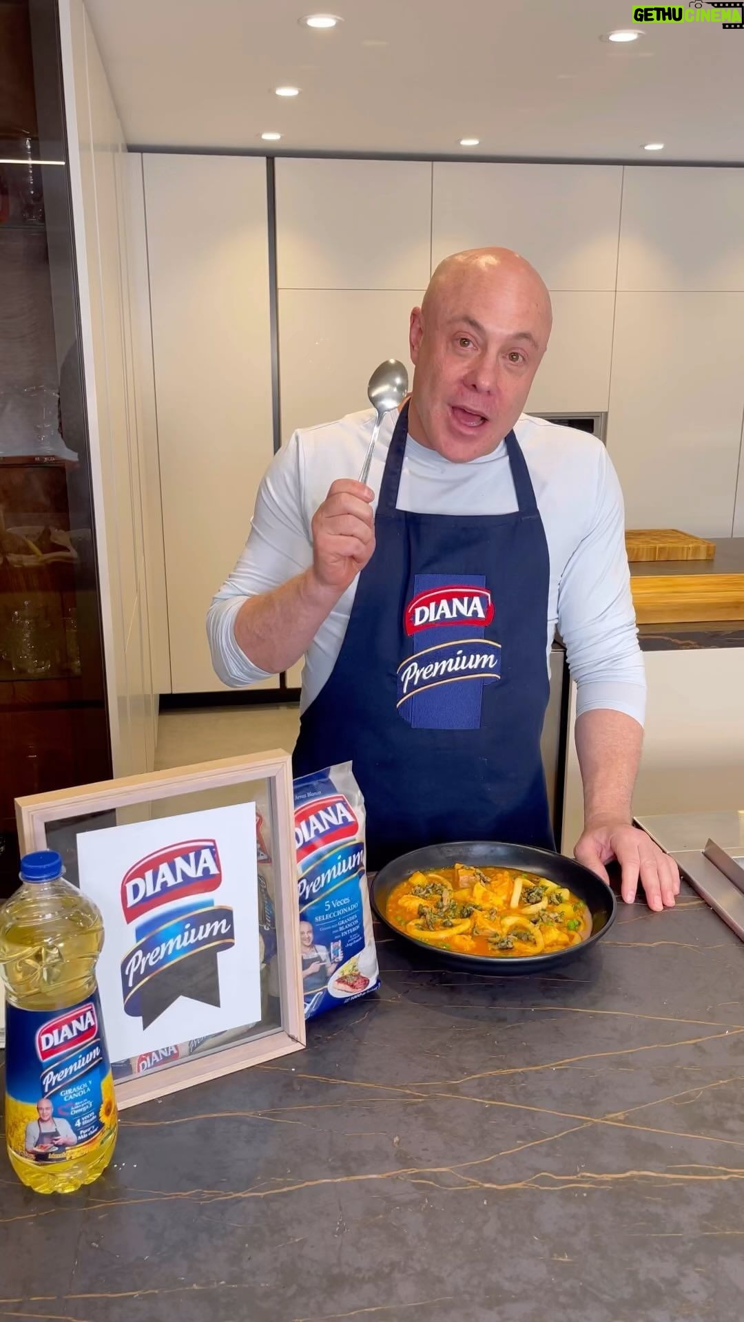 Jorge Rausch Instagram - ¿Quieres una receta diferente? Atrévete a hacer este arroz 🍚 caldoso con pescado 🐠 y calamares 🦑 junto con mis favoritos, Arroz y Aceite Diana Premium @alimentosdiana ✨ ¡una receta espectacular! ✨ Escribe en los comentarios que otras recetas te gustaría ver Ingredientes Arroz diana premium Aceite diana Premium Cebolla blanca Ajo Salmon fresco Pescado blanco Calamar Paprika Caldo de pollo o pescado Tomillo Laurel Tomate triturado Perejil Limón Aceitunas alcaparras Alverjas congeladas #publicidad