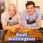 Jorge Rausch Instagram – El Beef Wellington es un clásico de la cocina inglesa y en nuestro viaje a Escocia probamos uno que no nos convenció. Así que Rausch me invitó a su casa y me enseñó cómo es la vuelta.

Y para un plato especial, un whisky especial @chivasregalcol.

Ingredientes:
Lomo de res 
Aceite
1 diente de ajo 
1 rama de tomillo 
1 hoja de laurel
1 cucharada de mantequilla 
2 cebollas rojas 
500gr de champiñón blanco y orellanas
Perejil 
Espinaca 
8 tajadas de jamón serrano 
400gr de masa de hojaldre
1 huevo
1 chorrito de leche

El exceso de alcohol es perjudicial para la salud. Prohíbese el expendio de bebidas embriagantes a menores de edad. 40% vol. Alc.

#Bogotaeats #BeefWellington #Recetas