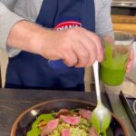 Jorge Rausch Instagram – ¿Quieres sorprender con un plato de alta cocina? 🤩 Anímate a hacer este delicioso Arroz Diana Premium 🍚 con Lomo de res, gremolata (pesto de perejil) y vegetales mediterráneos 🥒
Ingredientes
Aceite Diana premium
Arroz diana premium previamente cocido
Cebolla roja
Pimentón rojo
Calabacín amarillo
Calabacín verde
Guisantes
Tomillo
Laurel
Sal y pimienta
Lomo fino de res
Pars la gremolata
Perejil liso
Aceite Diana premium
Queso parmesano
Ajo
Hielo
Pan
Sal y pimienta
Escriban en los comentarios que tal les parece, los invito a ver más recetas en @alimentosdiana 💙🤍
#publicidad