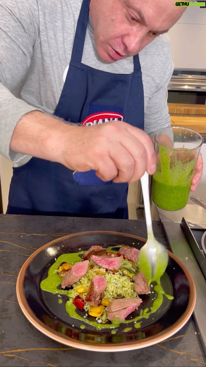 Jorge Rausch Instagram - ¿Quieres sorprender con un plato de alta cocina? 🤩 Anímate a hacer este delicioso Arroz Diana Premium 🍚 con Lomo de res, gremolata (pesto de perejil) y vegetales mediterráneos 🥒 Ingredientes Aceite Diana premium Arroz diana premium previamente cocido Cebolla roja Pimentón rojo Calabacín amarillo Calabacín verde Guisantes Tomillo Laurel Sal y pimienta Lomo fino de res Pars la gremolata Perejil liso Aceite Diana premium Queso parmesano Ajo Hielo Pan Sal y pimienta Escriban en los comentarios que tal les parece, los invito a ver más recetas en @alimentosdiana 💙🤍 #publicidad
