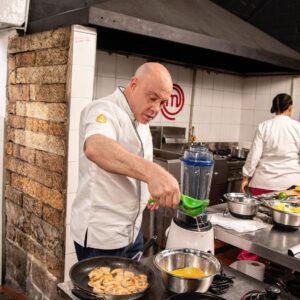 Jorge Rausch Instagram - Esta noche en @masterchefcelebrityco es noche de servicio de restaurante 
Mi capítulo favorito 💪🏻
Vamos a meter caña a @adrianparada @natasanint_ @nelagonzalez @acevedocarolina @danielatapiaoficial 
Vamos a ver si hacen caso!
Si chef 🧑🏽‍🍳💪🏻👌
