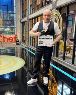 Jorge Rausch Instagram - Y aca ya en forma filmando @masterchefcelebrityecu con las chicas @erikavelez @irenegonzalez_oficial @chefcarosanchez 
Esta es mi temporada # 16 calculo que he hecho mas de 1300 episodios!!!
Sera que hay alguien que haya hecho mas? O tengo el record mundial!
Que dicen?