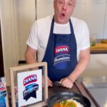 Jorge Rausch Instagram - ¿No sabes cómo celebrar amor y amistad? ❤️ anímate a preparar este curry de pollo con Arroz Diana Premium 🍚💙 y sorprende a los que más quieres con esta increíble receta 🤤 ✨ @alimentosdiana Ingredientes Arroz Diana premium Aceite diana Premium Pechuga de pollo Cebolla Ajo Jengibre Polvo de curry Pimentón rojo Pasta de tomate Limón Caldo de pollo o agua Leche de coco Cilantro Albaricoques deshidratados Marañones #publicidad