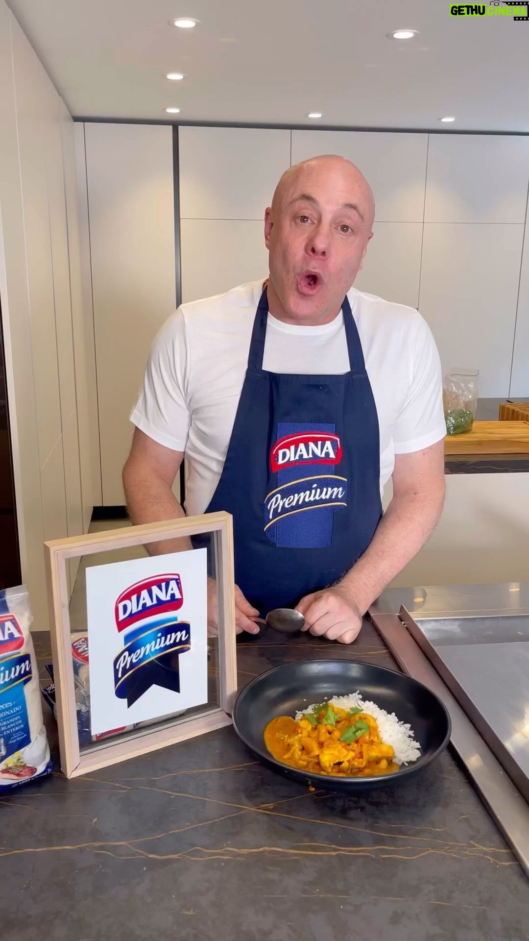Jorge Rausch Instagram - ¿No sabes cómo celebrar amor y amistad? ❤️ anímate a preparar este curry de pollo con Arroz Diana Premium 🍚💙 y sorprende a los que más quieres con esta increíble receta 🤤 ✨ @alimentosdiana Ingredientes Arroz Diana premium Aceite diana Premium Pechuga de pollo Cebolla Ajo Jengibre Polvo de curry Pimentón rojo Pasta de tomate Limón Caldo de pollo o agua Leche de coco Cilantro Albaricoques deshidratados Marañones #publicidad