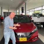Jorge Rausch Instagram - Acá estoy recibiendo mi nuevo Nissan Leaf 100% electrico! Gracias a @nissancolombia Feliz de poder entrar en esta onda ya que hay que ayudar al medio ambiente, ademas este carro es una delicia de manejar! Vamos von toda 💪🏻💪🏻💪🏻 #electriccar #nissanleaf #medioambiente