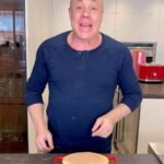 Jorge Rausch Instagram - Aquí les comparto la receta de un delicioso postre tiramisu(mi variación de arequipe y chocolate para los que no les guste el café). ¿Quién se atreve a hacerlo? Ingresa a la app TuCash para conocer los productos y subiendo tus facturas en TuCash 📲 recibes 💸 cashback que puedes recibir en tus billeteras digitales disponibles: Bancolombia a la mano, Nequi, Daviplata, Tpaga o Tuyapay. 💰 @tucashoficial #publicidad