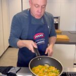 Jorge Rausch Instagram - Arroz con langostinos 🍚🍤 y mi ingrediente secreto Arroz y aceite Diana Premium 🤍💙 @alimentosdiana, una receta fácil y deliciosa para esos días que queremos comer diferente. Ingredientes Arroz Diana Premium Aceite Diana Premium Langostinos Tomate Cebolla cabezona Cebolla larga Ajo Achiote en polvo o color Tomillo Laurel Maiz dulce Arvejas dulces Cilantro #publicidad Bogotá, Colombia