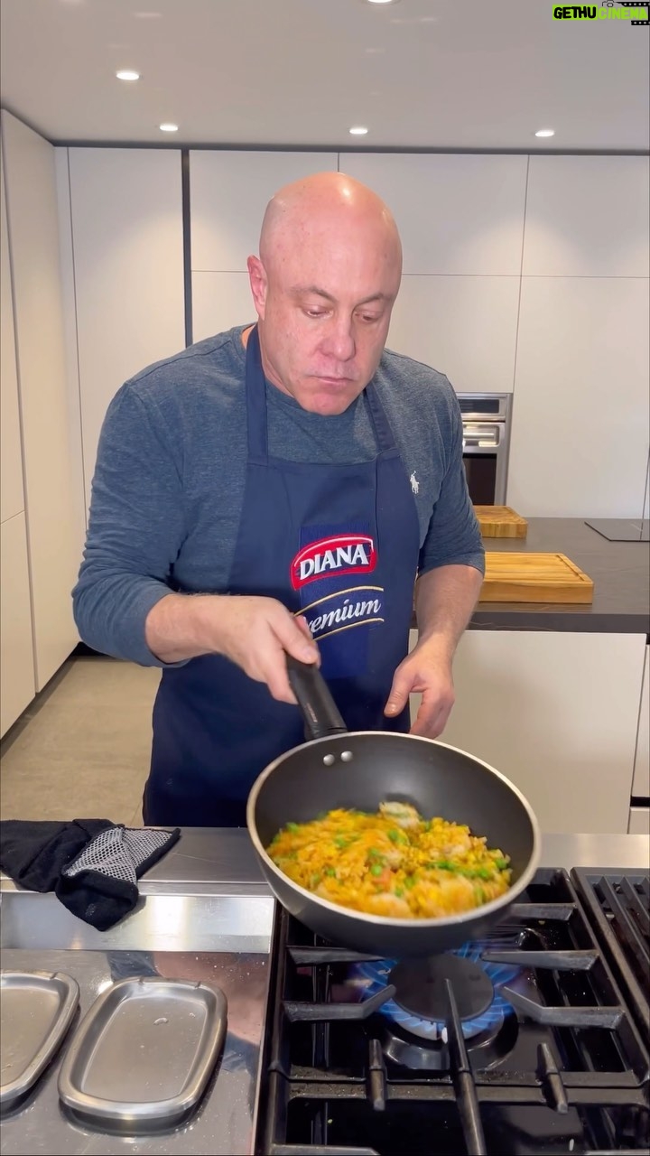 Jorge Rausch Instagram - Arroz con langostinos 🍚🍤 y mi ingrediente secreto Arroz y aceite Diana Premium 🤍💙 @alimentosdiana, una receta fácil y deliciosa para esos días que queremos comer diferente. Ingredientes Arroz Diana Premium Aceite Diana Premium Langostinos Tomate Cebolla cabezona Cebolla larga Ajo Achiote en polvo o color Tomillo Laurel Maiz dulce Arvejas dulces Cilantro #publicidad Bogotá, Colombia