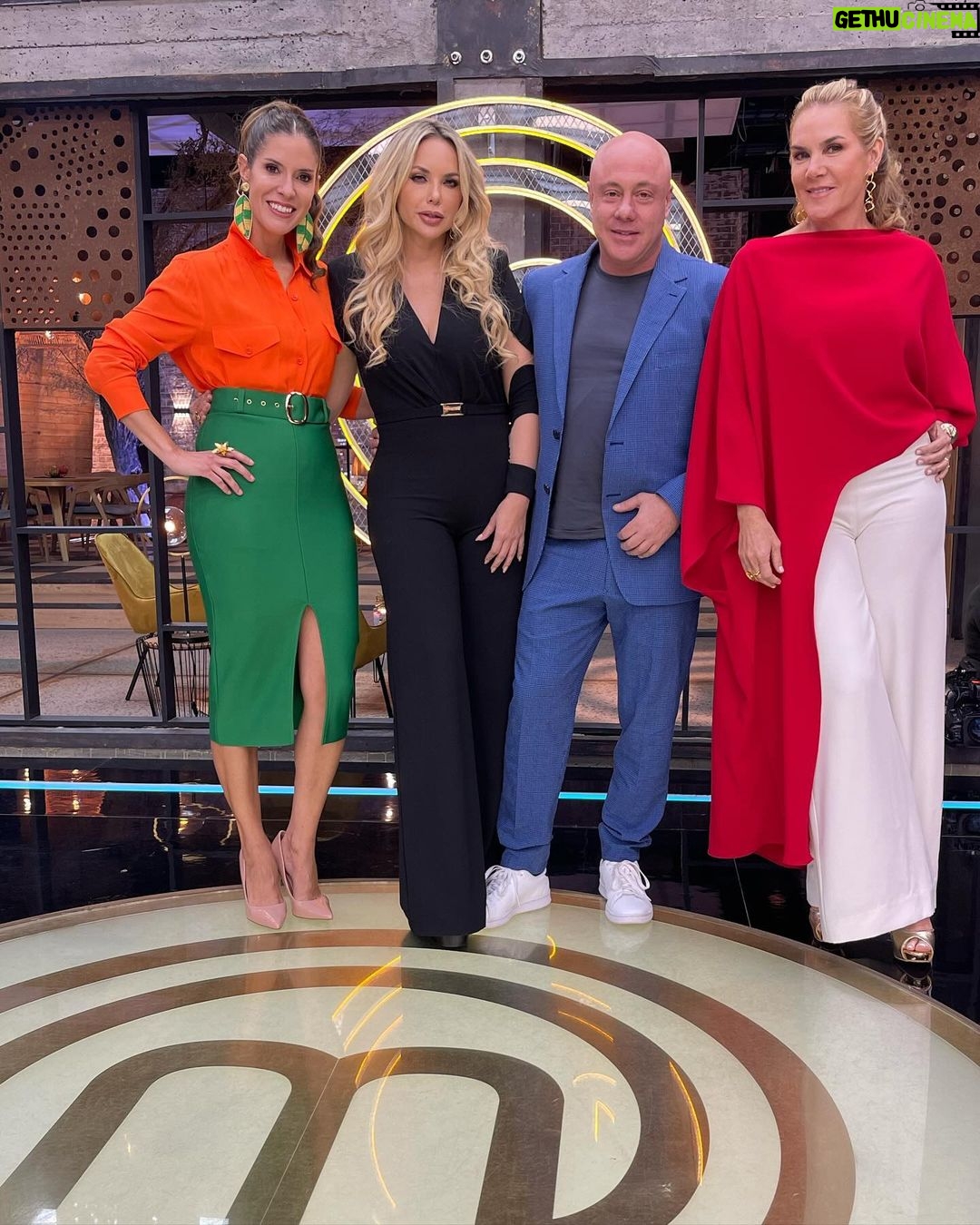 Jorge Rausch Instagram - I❤️las chicas @erikavelez @irenegonzalez_oficial @chefcarosanchez I❤️🇪🇨 I❤️ @masterchefcelebrityecu Life is good ❤️