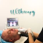Jorge Rausch Instagram – Acompañamos a @jorge.rausch en su segunda sesión de #Ultherapy, una tecnología de rejuvenecimiento facial que utiliza ultrasonido focalizado para estimular la producción de colágeno y reafirmar la piel dejándola totalmente renovada.

Beneficios principales:
1️⃣ Reafirmar y tensar la piel.
2️⃣ Reducir la apariencia de líneas finas.
3️⃣ Mejora la elasticidad y la textura de la piel.

Estamos agradecidos por elegirnos a nosotros para cuidar tu belleza y bienestar. 💖✨

¡Agenda tu cita ahora!

📲WhatsApp haciendo click aquí en la biografía
(+57) 3057341634
pbx: (+57) 601-6566460
Sitio Web: 𝐰𝐰𝐰.𝐝𝐫𝐚𝐥𝐮𝐳𝐦𝐚𝐫𝐢𝐧𝐚𝐝𝐢𝐚𝐳.𝐜𝐨

#ultherapy #rejuvenecimientofacial #liftingfacial #calidaddepiel #colageno #medicinaestetica