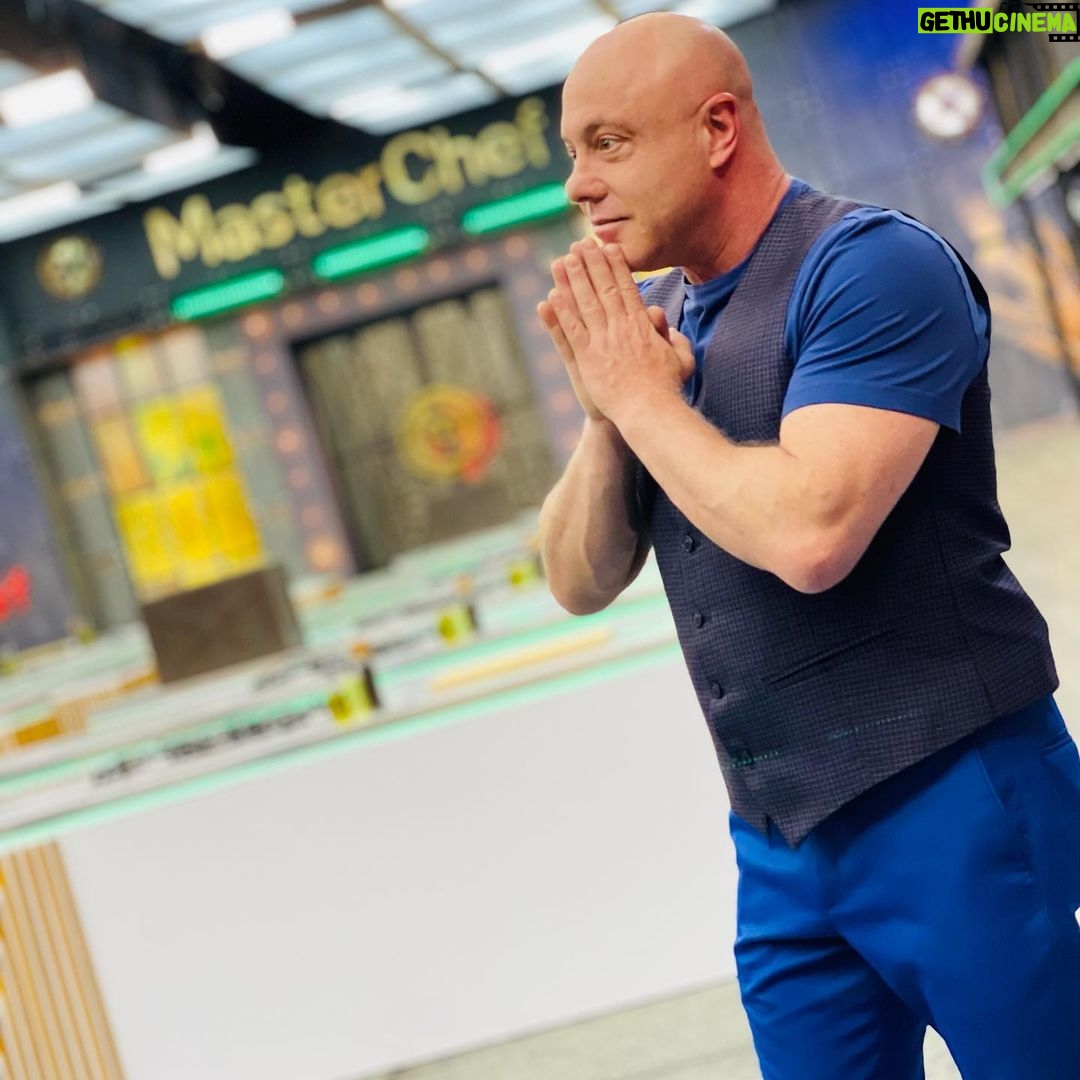 Jorge Rausch Instagram - Fotitos del trabajo (el mejor trabajo del mundo ❤️) @masterchefcelebrityecu Cual es la mejor points de ls #1 a la #10? Los escucho 🫶 Y los quiero mucho 🥰