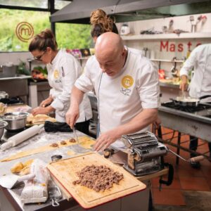 Jorge Rausch Instagram - Esta noche en @masterchefcelebrityco es noche de servicio de restaurante 
Mi capítulo favorito 💪🏻
Vamos a meter caña a @adrianparada @natasanint_ @nelagonzalez @acevedocarolina @danielatapiaoficial 
Vamos a ver si hacen caso!
Si chef 🧑🏽‍🍳💪🏻👌