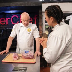 Jorge Rausch Instagram - Esta noche en @masterchefcelebrityco es noche de servicio de restaurante 
Mi capítulo favorito 💪🏻
Vamos a meter caña a @adrianparada @natasanint_ @nelagonzalez @acevedocarolina @danielatapiaoficial 
Vamos a ver si hacen caso!
Si chef 🧑🏽‍🍳💪🏻👌