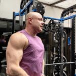 Jorge Rausch Instagram – Soy Jorge Rausch soy chef y tengo 53 años, entreno fuerza todos los dias no por que quiera parecer de 20 años sino para ser mi mejor version a mi edad!
Publico mi progreso para inspirar a la gente común y corriente a ser mejor, a darla toda en cualquier cosa que se propongan!
Claramente no soy atleta mucho menos fisiculturista jejeje, aun tengo mi barriguita aunque tengo 17% de grasa corporal 
Lo que si les garantizo es que me siento mejor que hace 30 años gracias a mi estilo de vida saludable!
Siempre es difícil empezar a hacer ejercicio y a bajar de peso pero se puede, una vez que notamos los primeros cambios nos motivamos y si no paramos esto ayuda a mejorar la autoestima y también la salud!
Yo llevo 3 años y medio entrenando y estoy feliz, tranquilo y lleno de energia!
Vamos con toda a cumplir nuestros sueños, que nadie nos diga que no se puede 💪🏻🏋️‍♂️🦵🫶
Y a los que nos dan hate 🖕 Bogotá, Colombia