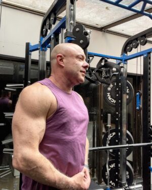 Jorge Rausch Instagram - Soy Jorge Rausch soy chef y tengo 53 años, entreno fuerza todos los dias no por que quiera parecer de 20 años sino para ser mi mejor version a mi edad!
Publico mi progreso para inspirar a la gente común y corriente a ser mejor, a darla toda en cualquier cosa que se propongan!
Claramente no soy atleta mucho menos fisiculturista jejeje, aun tengo mi barriguita aunque tengo 17% de grasa corporal 
Lo que si les garantizo es que me siento mejor que hace 30 años gracias a mi estilo de vida saludable!
Siempre es difícil empezar a hacer ejercicio y a bajar de peso pero se puede, una vez que notamos los primeros cambios nos motivamos y si no paramos esto ayuda a mejorar la autoestima y también la salud!
Yo llevo 3 años y medio entrenando y estoy feliz, tranquilo y lleno de energia!
Vamos con toda a cumplir nuestros sueños, que nadie nos diga que no se puede 💪🏻🏋️‍♂️🦵🫶
Y a los que nos dan hate 🖕