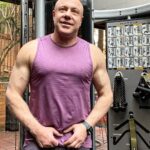 Jorge Rausch Instagram – Soy Jorge Rausch soy chef y tengo 53 años, entreno fuerza todos los dias no por que quiera parecer de 20 años sino para ser mi mejor version a mi edad!
Publico mi progreso para inspirar a la gente común y corriente a ser mejor, a darla toda en cualquier cosa que se propongan!
Claramente no soy atleta mucho menos fisiculturista jejeje, aun tengo mi barriguita aunque tengo 17% de grasa corporal 
Lo que si les garantizo es que me siento mejor que hace 30 años gracias a mi estilo de vida saludable!
Siempre es difícil empezar a hacer ejercicio y a bajar de peso pero se puede, una vez que notamos los primeros cambios nos motivamos y si no paramos esto ayuda a mejorar la autoestima y también la salud!
Yo llevo 3 años y medio entrenando y estoy feliz, tranquilo y lleno de energia!
Vamos con toda a cumplir nuestros sueños, que nadie nos diga que no se puede 💪🏻🏋️‍♂️🦵🫶
Y a los que nos dan hate 🖕 Bogotá, Colombia