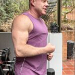 Jorge Rausch Instagram – Soy Jorge Rausch soy chef y tengo 53 años, entreno fuerza todos los dias no por que quiera parecer de 20 años sino para ser mi mejor version a mi edad!
Publico mi progreso para inspirar a la gente común y corriente a ser mejor, a darla toda en cualquier cosa que se propongan!
Claramente no soy atleta mucho menos fisiculturista jejeje, aun tengo mi barriguita aunque tengo 17% de grasa corporal 
Lo que si les garantizo es que me siento mejor que hace 30 años gracias a mi estilo de vida saludable!
Siempre es difícil empezar a hacer ejercicio y a bajar de peso pero se puede, una vez que notamos los primeros cambios nos motivamos y si no paramos esto ayuda a mejorar la autoestima y también la salud!
Yo llevo 3 años y medio entrenando y estoy feliz, tranquilo y lleno de energia!
Vamos con toda a cumplir nuestros sueños, que nadie nos diga que no se puede 💪🏻🏋️‍♂️🦵🫶
Y a los que nos dan hate 🖕 Bogotá, Colombia