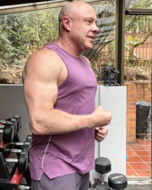 Jorge Rausch Instagram - Soy Jorge Rausch soy chef y tengo 53 años, entreno fuerza todos los dias no por que quiera parecer de 20 años sino para ser mi mejor version a mi edad!
Publico mi progreso para inspirar a la gente común y corriente a ser mejor, a darla toda en cualquier cosa que se propongan!
Claramente no soy atleta mucho menos fisiculturista jejeje, aun tengo mi barriguita aunque tengo 17% de grasa corporal 
Lo que si les garantizo es que me siento mejor que hace 30 años gracias a mi estilo de vida saludable!
Siempre es difícil empezar a hacer ejercicio y a bajar de peso pero se puede, una vez que notamos los primeros cambios nos motivamos y si no paramos esto ayuda a mejorar la autoestima y también la salud!
Yo llevo 3 años y medio entrenando y estoy feliz, tranquilo y lleno de energia!
Vamos con toda a cumplir nuestros sueños, que nadie nos diga que no se puede 💪🏻🏋️‍♂️🦵🫶
Y a los que nos dan hate 🖕