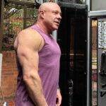 Jorge Rausch Instagram – Soy Jorge Rausch soy chef y tengo 53 años, entreno fuerza todos los dias no por que quiera parecer de 20 años sino para ser mi mejor version a mi edad!
Publico mi progreso para inspirar a la gente común y corriente a ser mejor, a darla toda en cualquier cosa que se propongan!
Claramente no soy atleta mucho menos fisiculturista jejeje, aun tengo mi barriguita aunque tengo 17% de grasa corporal 
Lo que si les garantizo es que me siento mejor que hace 30 años gracias a mi estilo de vida saludable!
Siempre es difícil empezar a hacer ejercicio y a bajar de peso pero se puede, una vez que notamos los primeros cambios nos motivamos y si no paramos esto ayuda a mejorar la autoestima y también la salud!
Yo llevo 3 años y medio entrenando y estoy feliz, tranquilo y lleno de energia!
Vamos con toda a cumplir nuestros sueños, que nadie nos diga que no se puede 💪🏻🏋️‍♂️🦵🫶
Y a los que nos dan hate 🖕 Bogotá, Colombia