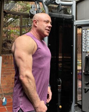 Jorge Rausch Instagram - Soy Jorge Rausch soy chef y tengo 53 años, entreno fuerza todos los dias no por que quiera parecer de 20 años sino para ser mi mejor version a mi edad!
Publico mi progreso para inspirar a la gente común y corriente a ser mejor, a darla toda en cualquier cosa que se propongan!
Claramente no soy atleta mucho menos fisiculturista jejeje, aun tengo mi barriguita aunque tengo 17% de grasa corporal 
Lo que si les garantizo es que me siento mejor que hace 30 años gracias a mi estilo de vida saludable!
Siempre es difícil empezar a hacer ejercicio y a bajar de peso pero se puede, una vez que notamos los primeros cambios nos motivamos y si no paramos esto ayuda a mejorar la autoestima y también la salud!
Yo llevo 3 años y medio entrenando y estoy feliz, tranquilo y lleno de energia!
Vamos con toda a cumplir nuestros sueños, que nadie nos diga que no se puede 💪🏻🏋️‍♂️🦵🫶
Y a los que nos dan hate 🖕