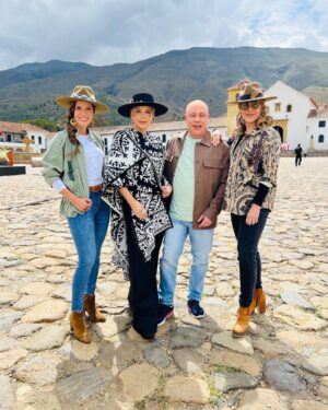 Jorge Rausch Instagram - Y aca ya en forma filmando @masterchefcelebrityecu con las chicas @erikavelez @irenegonzalez_oficial @chefcarosanchez 
Esta es mi temporada # 16 calculo que he hecho mas de 1300 episodios!!!
Sera que hay alguien que haya hecho mas? O tengo el record mundial!
Que dicen?