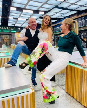 Jorge Rausch Instagram - Y aca ya en forma filmando @masterchefcelebrityecu con las chicas @erikavelez @irenegonzalez_oficial @chefcarosanchez 
Esta es mi temporada # 16 calculo que he hecho mas de 1300 episodios!!!
Sera que hay alguien que haya hecho mas? O tengo el record mundial!
Que dicen?