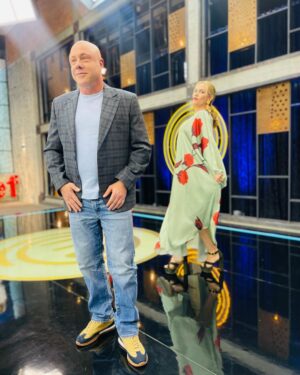 Jorge Rausch Instagram - Y aca ya en forma filmando @masterchefcelebrityecu con las chicas @erikavelez @irenegonzalez_oficial @chefcarosanchez 
Esta es mi temporada # 16 calculo que he hecho mas de 1300 episodios!!!
Sera que hay alguien que haya hecho mas? O tengo el record mundial!
Que dicen?
