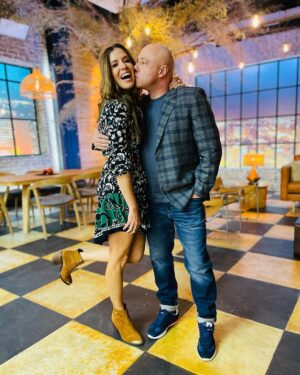 Jorge Rausch Instagram - Y aca ya en forma filmando @masterchefcelebrityecu con las chicas @erikavelez @irenegonzalez_oficial @chefcarosanchez 
Esta es mi temporada # 16 calculo que he hecho mas de 1300 episodios!!!
Sera que hay alguien que haya hecho mas? O tengo el record mundial!
Que dicen?