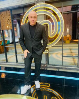 Jorge Rausch Instagram - Y aca ya en forma filmando @masterchefcelebrityecu con las chicas @erikavelez @irenegonzalez_oficial @chefcarosanchez 
Esta es mi temporada # 16 calculo que he hecho mas de 1300 episodios!!!
Sera que hay alguien que haya hecho mas? O tengo el record mundial!
Que dicen?