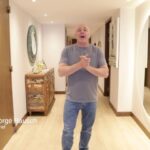 Jorge Rausch Instagram - ¡Un vistazo exclusivo a la transformación de los baños en la casa de Jorge Rausch! 💫 Llevamos el estilo y la elegancia a otro nivel. 🚿✨ #RemodelaciónEnCasa #JorgeRausch #masterchef #masterchefcolombia