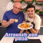Jorge Rausch Instagram – Para los que estaban pidiendo la receta, aquí va el arroz con pollo del nuevo practicante de la oficina. (Si no sabe de qué hablamos, vea el último video que subimos).
Ingredientes:
Para el caldo:
1 atado de perejil, cilantro, tomillo y laurel
2 dientes de ajo
Huesos y alas de un pollo asado
Para el arroz:
2 cucharadas de aceite
1 trozo de cebolla larga
1 cucharita de achiote
1 taza de arroz
2 tazas de caldo
Sal al gusto
Chorizo
Pollo desmechado
1/2 taza de zanahorias
1/2 taza de habichuelas
1/2 taza de arvejas
Hogao
Papas chip para acompañar
#Bogotaeats #RecetasFáciles #ArrozConPollo