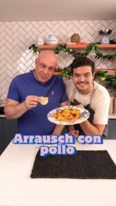Jorge Rausch Instagram - Para los que estaban pidiendo la receta, aquí va el arroz con pollo del nuevo practicante de la oficina. (Si no sabe de qué hablamos, vea el último video que subimos). Ingredientes: Para el caldo: 1 atado de perejil, cilantro, tomillo y laurel 2 dientes de ajo Huesos y alas de un pollo asado Para el arroz: 2 cucharadas de aceite 1 trozo de cebolla larga 1 cucharita de achiote 1 taza de arroz 2 tazas de caldo Sal al gusto Chorizo Pollo desmechado 1/2 taza de zanahorias 1/2 taza de habichuelas 1/2 taza de arvejas Hogao Papas chip para acompañar #Bogotaeats #RecetasFáciles #ArrozConPollo