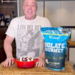 Jorge Rausch Instagram – ¡Celebra el Fin de Año con Estilo Fit! Receta de Cheesecake Alto en Proteína y Sabor Explosivo de Frutos Rojos 🎉🍰 

Ingredientes: 
– Queso crema 135 gr 
– Yogurth greigo 135 gr
– 2 Scoops de proteína Isolate gourmet de @vitanascolombia 
– Opcionales gotas de Stevia. 
– Galletas sin azúcar
– Aceite de coco o mantequilla. 
– Mix de frutos rojos, nueces y merengues sin azúcar.

En el video les dejé la preparación, comer saludable es el dulce equilibrio entre el bienestar y el deleite! 🍰✨ 

¿Cuéntame qué tal les pareció esta receta?