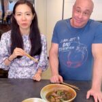 Jorge Rausch Instagram – Estuve en @mercatus9 con @huiminzheng su dueña escogiendo ingredientes asiáticos para preparar mi receta de lomo de res con salsa de ostras 
La verdad la variedad de productos asiáticos es impresionante, no solo alimentos, tambien me lleve un wok espectacular 💪🏼

Tienen 3 sedes en Bogotá
Cra 13 #119-12
Cra 15 #75-25
Calle 24 #7-43 L103
Tel 316 415 6984

Ingredientes del lomo de res con salsa de ostras

Lomo de res
Cebolla cabezona
Ajo
Jengibre 
Salsa soya
Vinagre de arroz 
Sazonador oriental
Salsa de ostras
Repollo chino
Raíces chinas
Polvo de chile
Hongos shiitake 
Fécula de maíz
Arroz blanco
Furikake 

Además tienen un restaurante asiático espectacular el el 3er piso @nansairestaurante 
#publicidad