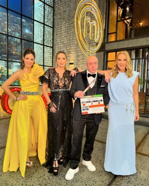 Jorge Rausch Instagram - Hoy es la gran final de @masterchefcelebrityecu por @teleamazonasec a las 9PM no se pone mejor que esto 💪🏼❤️🙏
@erikavelez @irenegonzalez_oficial @chefcarosanchez mis chicas son lo mejor que existe, las amo 🫶🏻
Las extrañaré mucho mucho