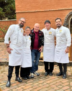 Jorge Rausch Instagram - Hoy es la Semifinal de @masterchefcelebrityecu 
Quienes creen que serán los 3 finalistas hagan sus apuestas!!
Ya extraño a mis chicas @erikavelez @irenegonzalez_oficial @chefcarosanchez 
Exitos a los cuatro semifinalistas @nikkimackliff @joseandrescaballero @jalaldubois @anthonnyswagg son unos crack y los quiero mucho❤️