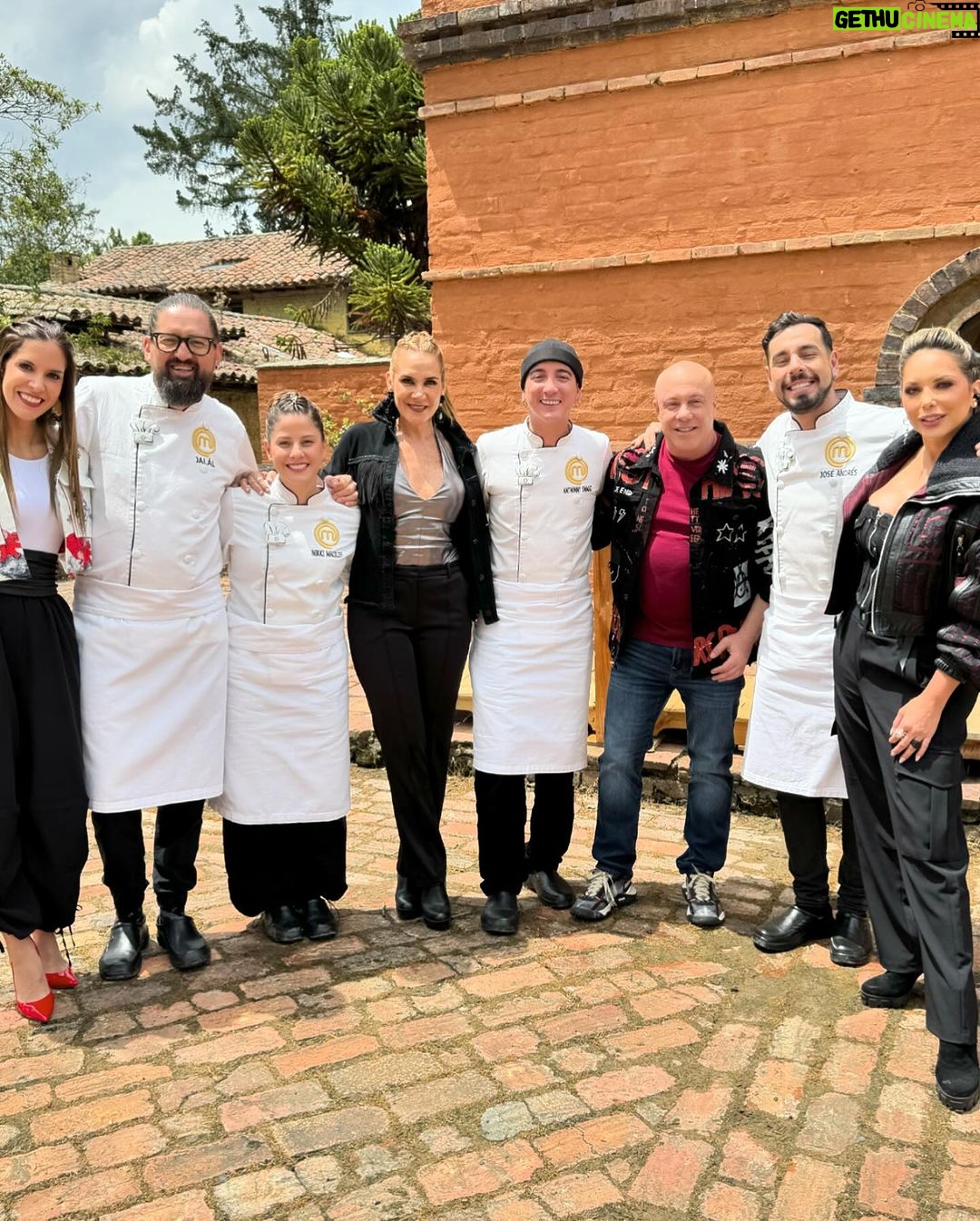 Jorge Rausch Instagram - Hoy es la Semifinal de @masterchefcelebrityecu Quienes creen que serán los 3 finalistas hagan sus apuestas!! Ya extraño a mis chicas @erikavelez @irenegonzalez_oficial @chefcarosanchez Exitos a los cuatro semifinalistas @nikkimackliff @joseandrescaballero @jalaldubois @anthonnyswagg son unos crack y los quiero mucho❤️