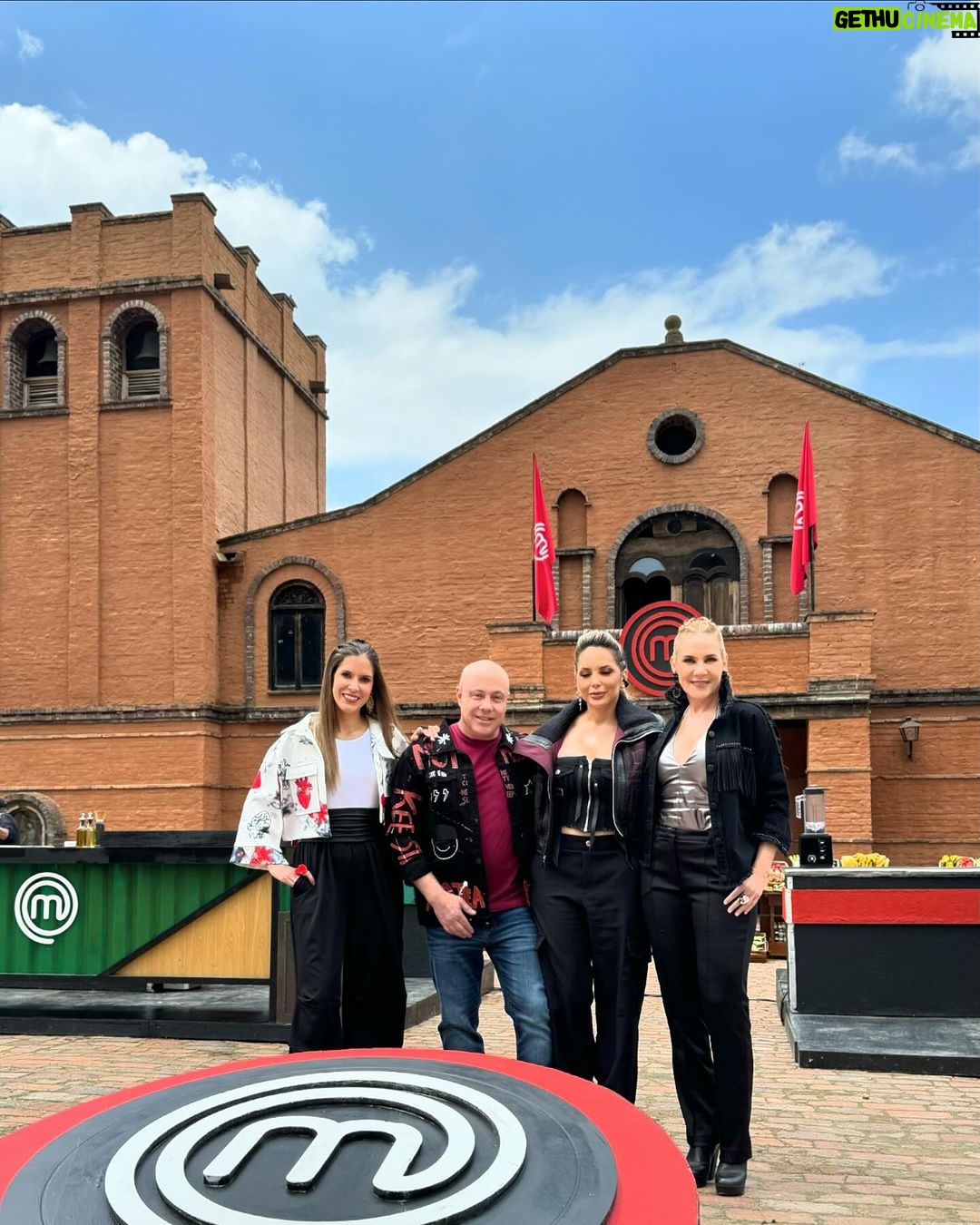 Jorge Rausch Instagram - Hoy es la Semifinal de @masterchefcelebrityecu Quienes creen que serán los 3 finalistas hagan sus apuestas!! Ya extraño a mis chicas @erikavelez @irenegonzalez_oficial @chefcarosanchez Exitos a los cuatro semifinalistas @nikkimackliff @joseandrescaballero @jalaldubois @anthonnyswagg son unos crack y los quiero mucho❤️