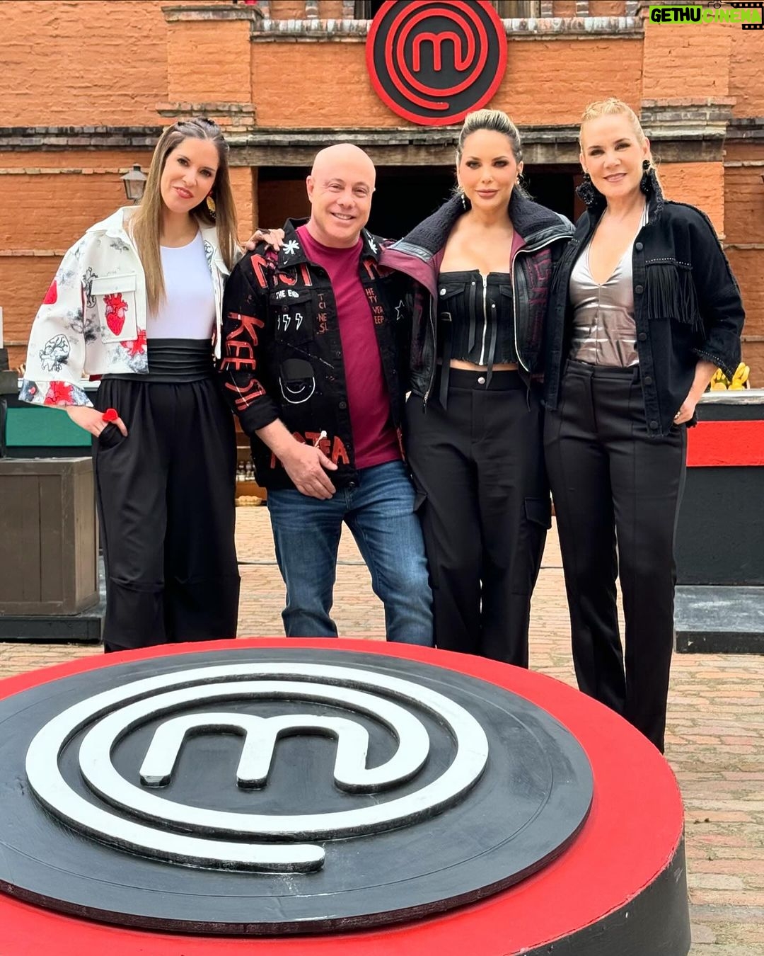 Jorge Rausch Instagram - Hoy es la Semifinal de @masterchefcelebrityecu Quienes creen que serán los 3 finalistas hagan sus apuestas!! Ya extraño a mis chicas @erikavelez @irenegonzalez_oficial @chefcarosanchez Exitos a los cuatro semifinalistas @nikkimackliff @joseandrescaballero @jalaldubois @anthonnyswagg son unos crack y los quiero mucho❤️