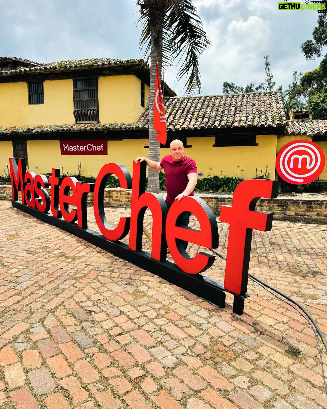 Jorge Rausch Instagram - Hoy es la Semifinal de @masterchefcelebrityecu Quienes creen que serán los 3 finalistas hagan sus apuestas!! Ya extraño a mis chicas @erikavelez @irenegonzalez_oficial @chefcarosanchez Exitos a los cuatro semifinalistas @nikkimackliff @joseandrescaballero @jalaldubois @anthonnyswagg son unos crack y los quiero mucho❤️
