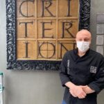 Jorge Rausch Instagram – Con nostalgia anunciamos el cierre de Criterion en la casa de la Zona G donde ha estado de puertas abiertas durante los últimos 20 años. 

Y con felicidad y orgullo también hacemos este anuncio, porque ahora comienza una nueva etapa para nuestro adorado criterion, el primer restaurante de los Hermanos Rausch, nuestra casa y la casa de todos nuestros amigos.

A partir del 1 de marzo Marky y yo nos tomaremos el tiempo necesario para abrir nuevamente nuestro restaurante insignia, esta vez en una nueva sede adecuada para el servicio moderno de cocina. Vamos a encender de nuevo nuestra imaginación y nuestra creatividad. Vamos a aprender, a viajar, a conocer lo que ocurre en el mundo. Vamos a experimentar como lo hicimos hace 20 años, con el único fin de sorprender a los comensales del nuevo restaurante.

Esta es una pausa para adecuar los espacios y diseñar una experiencia diferente, y durante el proceso les estaremos contando nuestros avances. ¡Pronto volverá nuestro amado restaurante!