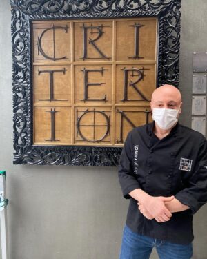 Jorge Rausch Instagram - Con nostalgia anunciamos el cierre de Criterion en la casa de la Zona G donde ha estado de puertas abiertas durante los últimos 20 años. 

Y con felicidad y orgullo también hacemos este anuncio, porque ahora comienza una nueva etapa para nuestro adorado criterion, el primer restaurante de los Hermanos Rausch, nuestra casa y la casa de todos nuestros amigos.

A partir del 1 de marzo Marky y yo nos tomaremos el tiempo necesario para abrir nuevamente nuestro restaurante insignia, esta vez en una nueva sede adecuada para el servicio moderno de cocina. Vamos a encender de nuevo nuestra imaginación y nuestra creatividad. Vamos a aprender, a viajar, a conocer lo que ocurre en el mundo. Vamos a experimentar como lo hicimos hace 20 años, con el único fin de sorprender a los comensales del nuevo restaurante.

Esta es una pausa para adecuar los espacios y diseñar una experiencia diferente, y durante el proceso les estaremos contando nuestros avances. ¡Pronto volverá nuestro amado restaurante!