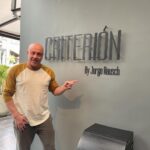Jorge Rausch Instagram – Con nostalgia anunciamos el cierre de Criterion en la casa de la Zona G donde ha estado de puertas abiertas durante los últimos 20 años. 

Y con felicidad y orgullo también hacemos este anuncio, porque ahora comienza una nueva etapa para nuestro adorado criterion, el primer restaurante de los Hermanos Rausch, nuestra casa y la casa de todos nuestros amigos.

A partir del 1 de marzo Marky y yo nos tomaremos el tiempo necesario para abrir nuevamente nuestro restaurante insignia, esta vez en una nueva sede adecuada para el servicio moderno de cocina. Vamos a encender de nuevo nuestra imaginación y nuestra creatividad. Vamos a aprender, a viajar, a conocer lo que ocurre en el mundo. Vamos a experimentar como lo hicimos hace 20 años, con el único fin de sorprender a los comensales del nuevo restaurante.

Esta es una pausa para adecuar los espacios y diseñar una experiencia diferente, y durante el proceso les estaremos contando nuestros avances. ¡Pronto volverá nuestro amado restaurante!