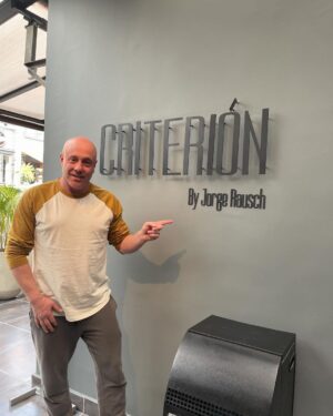 Jorge Rausch Instagram - Con nostalgia anunciamos el cierre de Criterion en la casa de la Zona G donde ha estado de puertas abiertas durante los últimos 20 años. 

Y con felicidad y orgullo también hacemos este anuncio, porque ahora comienza una nueva etapa para nuestro adorado criterion, el primer restaurante de los Hermanos Rausch, nuestra casa y la casa de todos nuestros amigos.

A partir del 1 de marzo Marky y yo nos tomaremos el tiempo necesario para abrir nuevamente nuestro restaurante insignia, esta vez en una nueva sede adecuada para el servicio moderno de cocina. Vamos a encender de nuevo nuestra imaginación y nuestra creatividad. Vamos a aprender, a viajar, a conocer lo que ocurre en el mundo. Vamos a experimentar como lo hicimos hace 20 años, con el único fin de sorprender a los comensales del nuevo restaurante.

Esta es una pausa para adecuar los espacios y diseñar una experiencia diferente, y durante el proceso les estaremos contando nuestros avances. ¡Pronto volverá nuestro amado restaurante!
