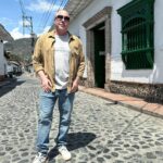 Jorge Rausch Instagram – Yo acá en Santafe de Antioquia trabajando en lo que más me gusta con gente maravillosa ❤️
mientras el mundo arde 🔥 
Hace calorcito jejeje
Happy days
Que foto les gusta más de la 1 a la 10?

@alimentosdiana 
@ditaeyewear Santafé de Antioquia