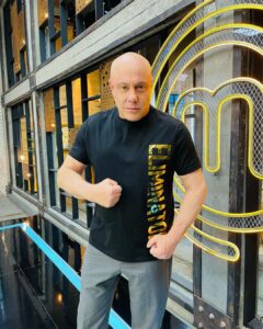 Jorge Rausch Instagram - Este soy yo el “Eliminator” el original el único, el real 16 temporadas de Masterchef más de 1300 capítulos y unos 350 eliminados más que menos 💪🏼😜❤️ Si quieren entender de qué se trata esto no se pierdan @masterchefcelebrityecu 9PM por @teleamazonasec que está fantastico!