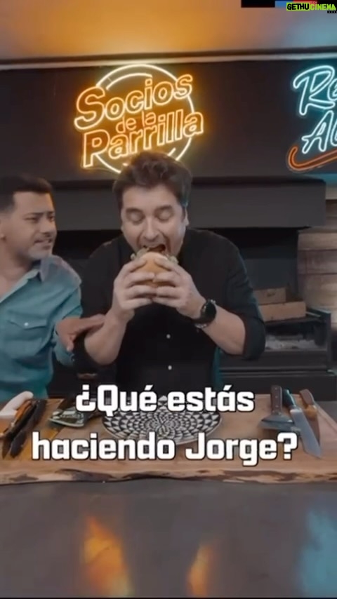 Jorge Zabaleta Instagram - Hoy es un día especial para prender la parrilla, y qué mejor que con la #VeganBurger de la #RecetadelAbuelo ! Comienza tu fin de semana junto a La Receta del Abuelo 🤩 . . #recetadelabuelo #Vegan #Burger @recetadelabuelo